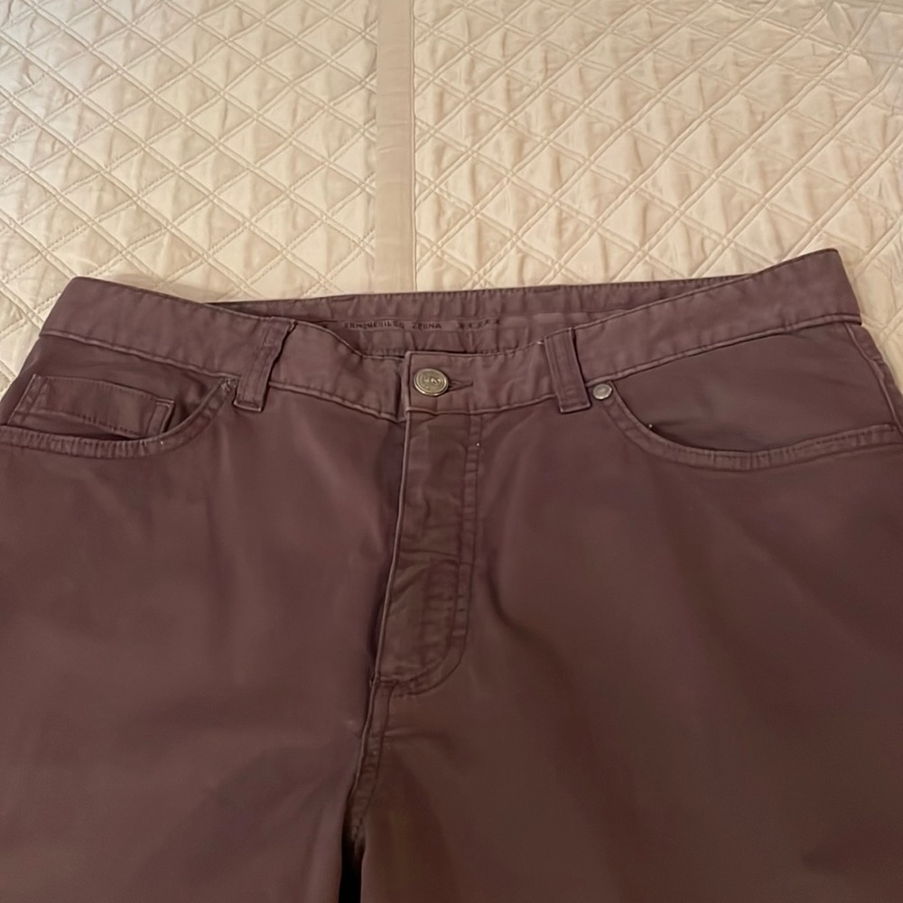 Men’s plum jeans w 3 front & 2 rear pockets. Zip & metal button. Smooth twill